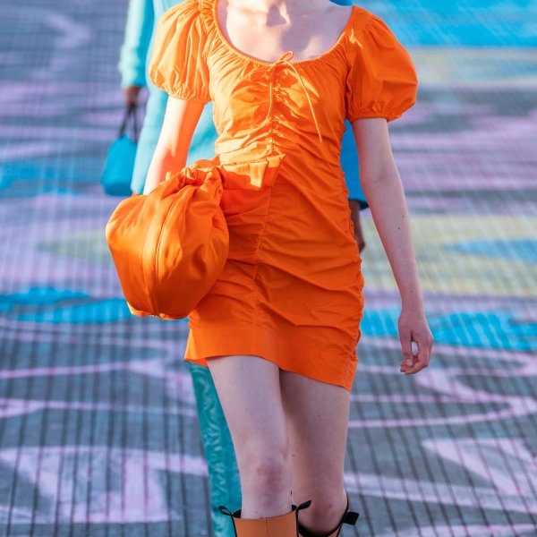 橙色褶皱连衣裙