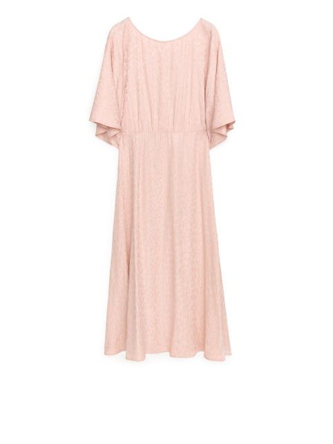 淡粉色连衣裙