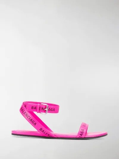 粉色logo凉鞋