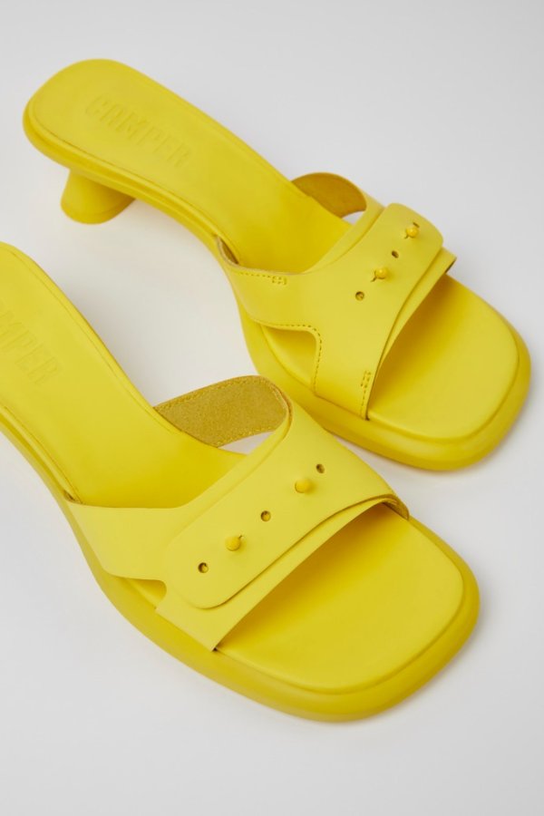 黄色皮革凉鞋