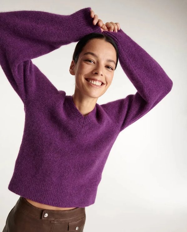 紫色V领毛衣