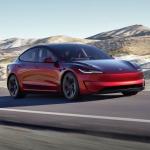 Tesla Model 3 高性能版 专属设计 + 全新自适应悬架
