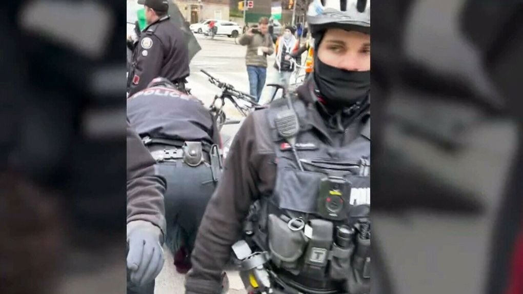 极度混乱！多伦多市中心抗议活动失控，向警察扔粪！警方武力镇压，多人被捕！