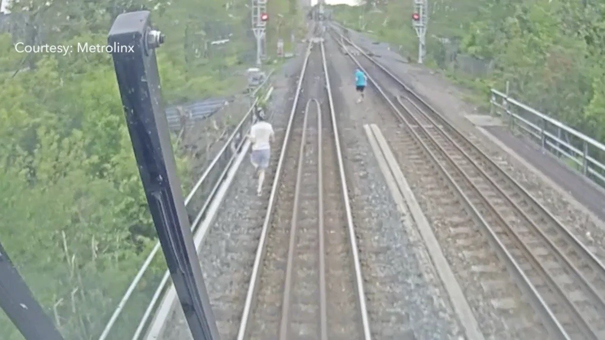 视频曝光！三个年轻人差点被GO Train撞到，离死亡只有几步之遥！
