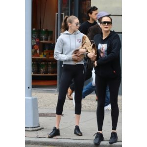 Gigi Hadid 5月24日街拍同款, REEBOK 锐步经典黑色球鞋,码数全，黑白两色