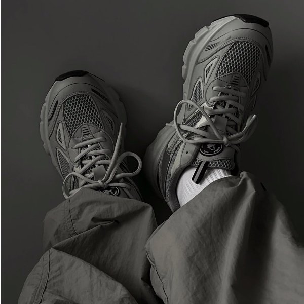 灰色 & 银色 Marathon 运动鞋