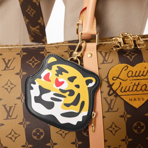Louis Vuitton 虎年好物封面Nigo零钱包$1020 虎头领带$290 老花