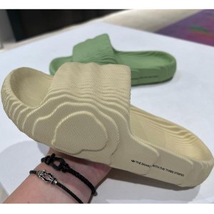 预告：Yeezy slides之后的大作 adidas 全新水波纹拖鞋 绝美四色