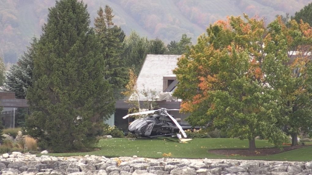 懵！富豪驾私人直升机因大风失衡坠落，掉进别人家后院还砸坏房屋！