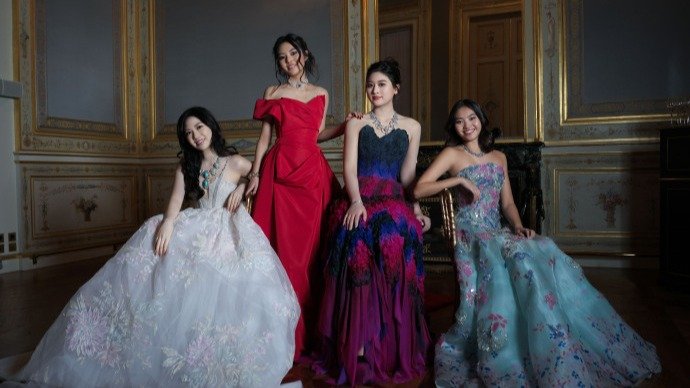 4位华人女孩出席巴黎名媛舞会 - 甄子丹女儿、张艺谋儿子“二代”惊艳了！