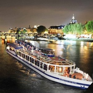 巴黎塞纳河观光游船 浪漫夜晚与爱人共赏巴黎美景