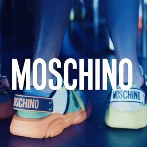 Moschino 惊喜闪促上线 收经典小熊T、手机壳、logo包包