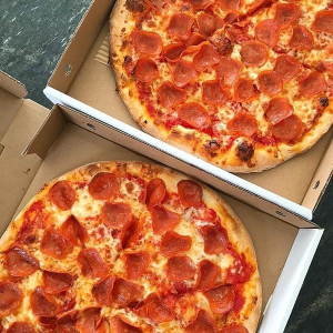 限今天：Pizza Nova 中号意大利香肠或芝士披萨特价