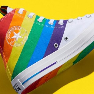 Converse Pride Month 限定经典款帆布鞋上市 彩虹标志格外亮眼