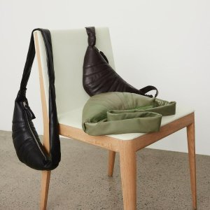 低至4折+新人首单8.5折Farfetch 美包专场 | 三宅一生斜挎包$578 LV中古巴比龙包$816
