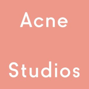 Acne Studios 奶蓝色针织帽€105 | 粉色囧脸开衫€169.5