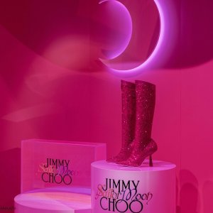 已发售! Jimmy Choo x 美少女战士联名 收限量款「月野兔水晶靴」