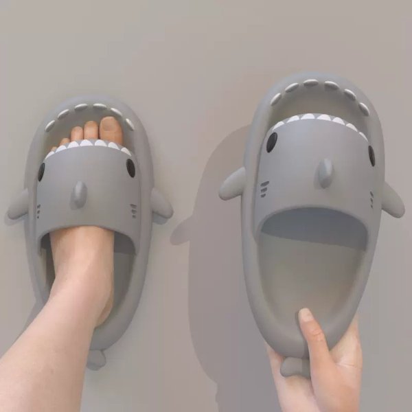灰色鲨鱼拖鞋