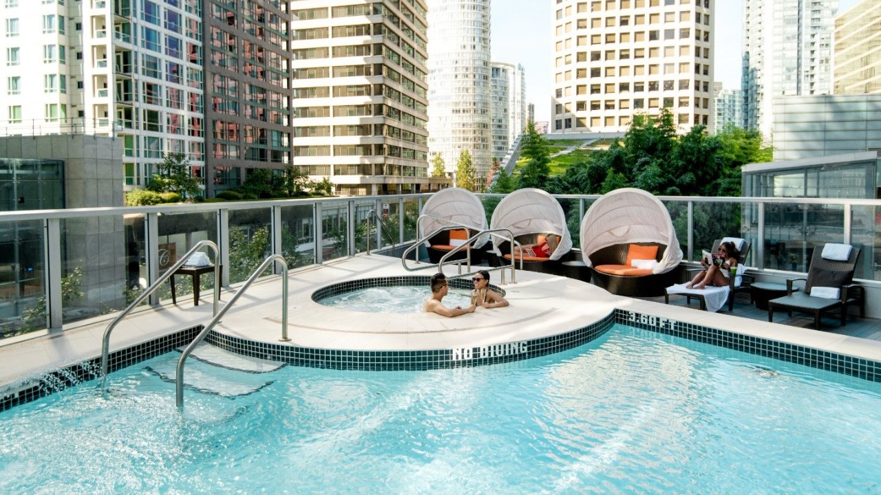 温哥华夏日必打卡攻略 | 5个豪华酒店泳池推荐，高颜值、城市天台绿洲和超有趣水上瑜伽，赶快约起来！