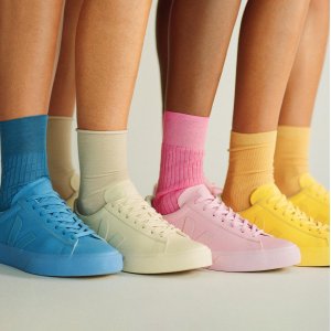 VEJA x Mansur Gavriel 联名款上新 甜酷彩虹配色$147