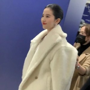 MaxMara 反季收割价 羊毛浴袍大衣惊天€226！白色款€184