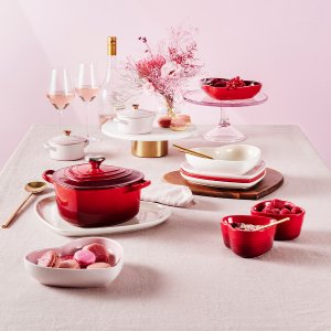上新：Le Creuset 情人节限定餐具 粉嫩心形陶瓷锅、碗盘等