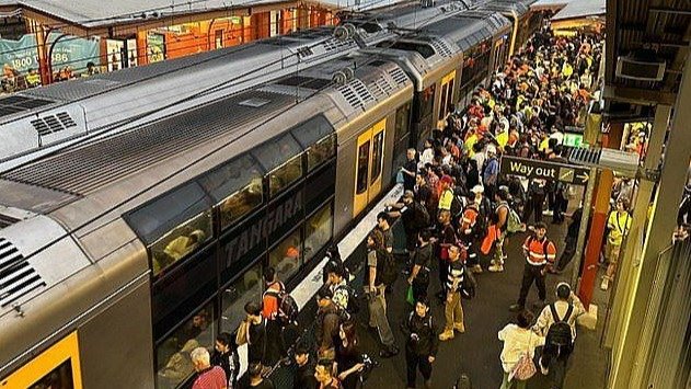 一名青少年摔下列车被撞，悉尼城铁大面积严重延误！