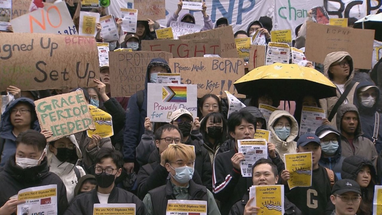 加拿大数百名华人留学生上街抗议，永久居民政策变化"不公平"！