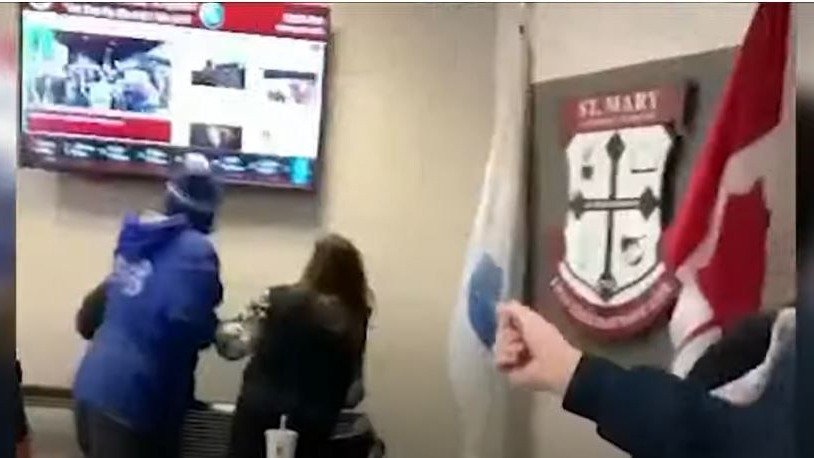 视频曝光！多伦多流浪汉进入一所高中并袭击学生，校园被紧急封锁！