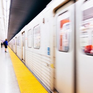 多伦多 TTC 2号线列车脱轨 Jane 至 Ossington 站间暂停服务