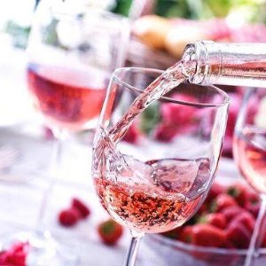 桃红葡萄酒套装热卖 浅粉色的酒液如水晶般清澈
