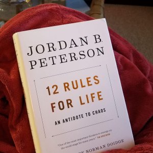 加拿大心理学家Jordan Peterson撰写的新书《12 Rules for Life: An Antidote to Chaos 》