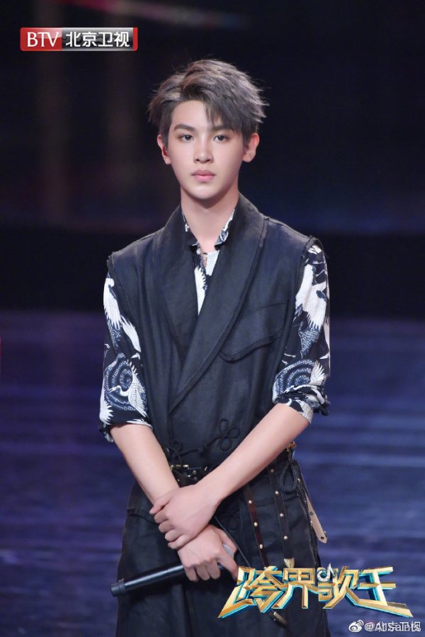 黄明昊、陈宥维同款衬衣衬衫