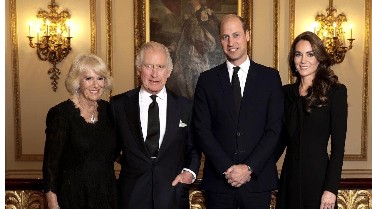 英王室发布最新全家福，网友直呼暗喻太多！新晋王后米拉笑颜大展，哈里一家根本没入镜！