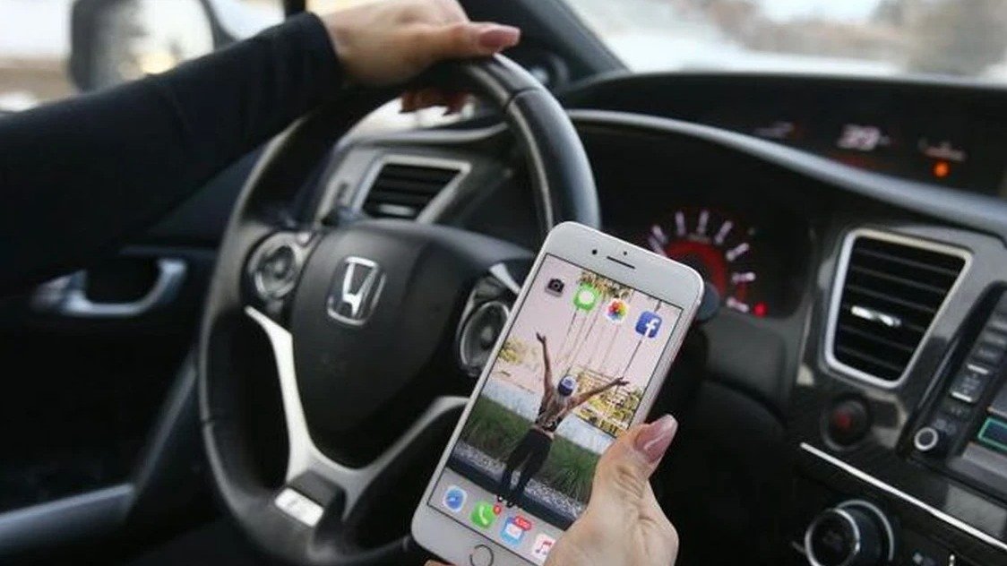 四月是分心驾驶月？85% 安省司机承认开车时看手机！