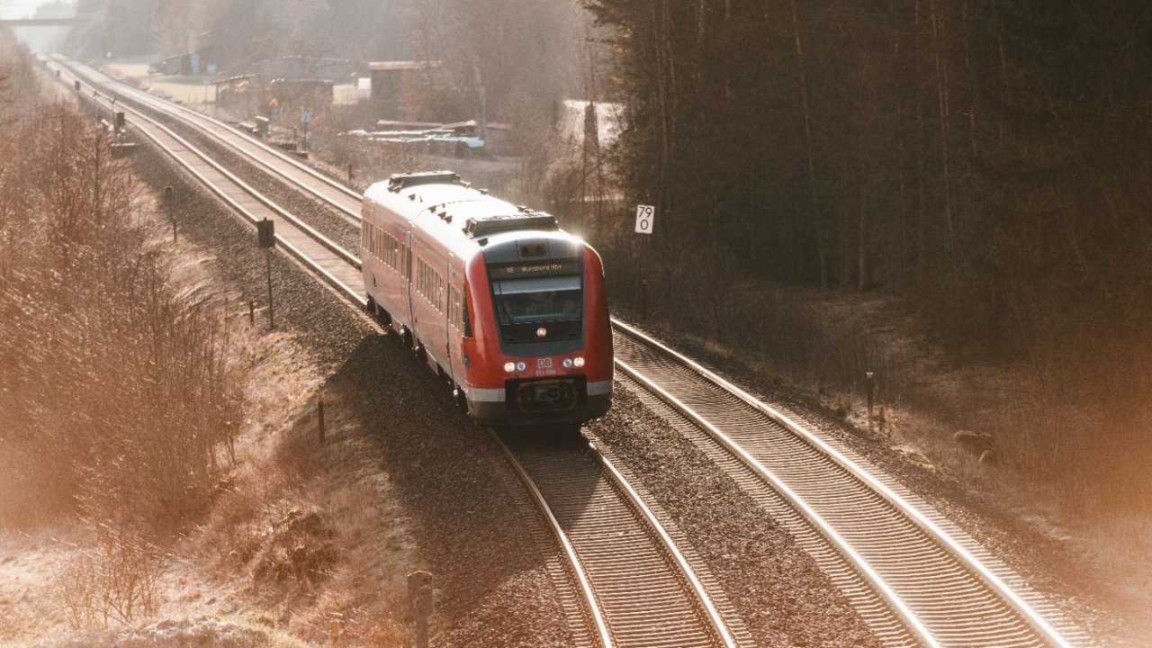德国火车线路TOP 10 - 林海、雪原、海岛、河谷、古村....这些景象都能在铁路上看到！
