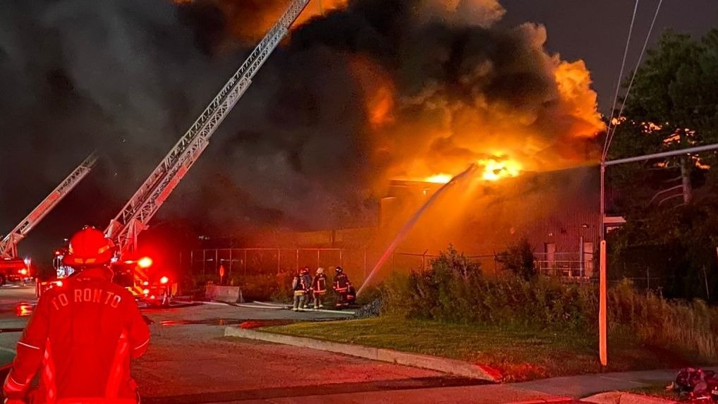 实况！多伦多一化工厂爆发6级大火， 100+消防员+30台消防车+警护人员驻守现场！