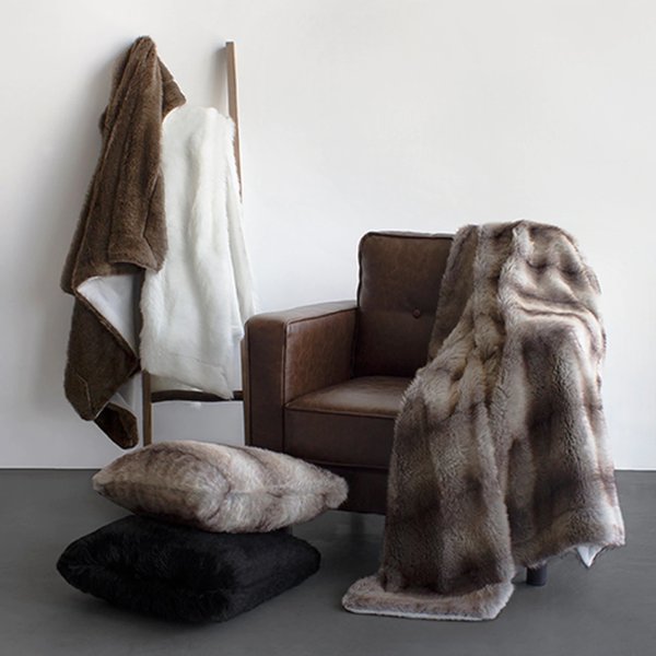 Royale Luxury Faux Fur Medium 毛绒抱枕