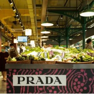 Prada在中国开了家菜市场！满20元就送Prada购物袋