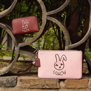 Coach官网 兔年限定上市 可爱兔兔托特包、相机包、钱包