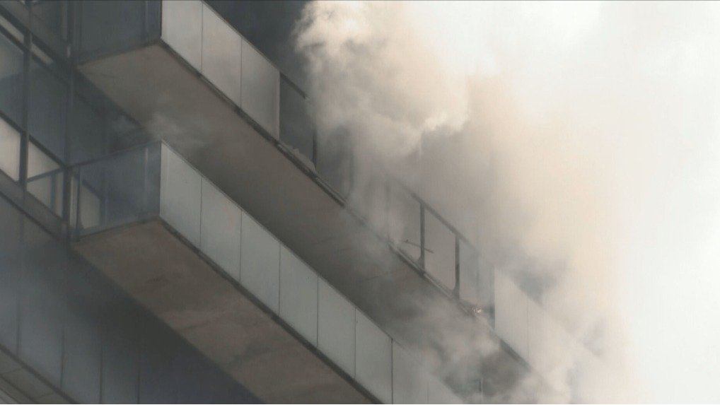 🔥多伦多市中心高层公寓发生火灾！火势从阳台蔓延，玻璃碎片掉落一地！