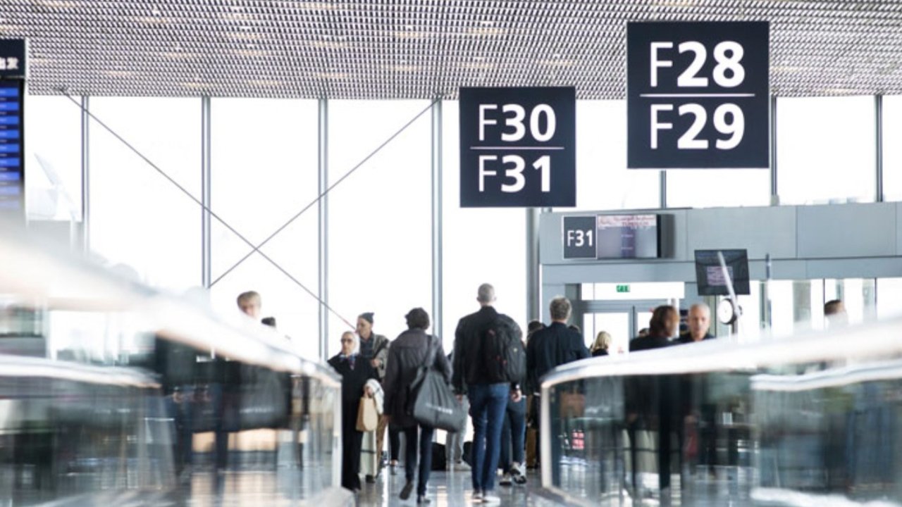 巴黎奥利机场行李系统故障 - “游客已经飞走了行李还在机场”