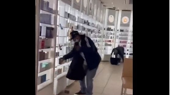 视频曝光！多伦多一家Shoppers遭遇“0元购”！俩劫匪收走整架大牌香水后淡定离开！