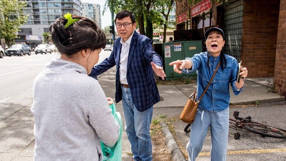哭笑不得！两华人大妈当街掐架，前议员和记者撞见赶快阻拦劝解！一名涉案人员被捕！