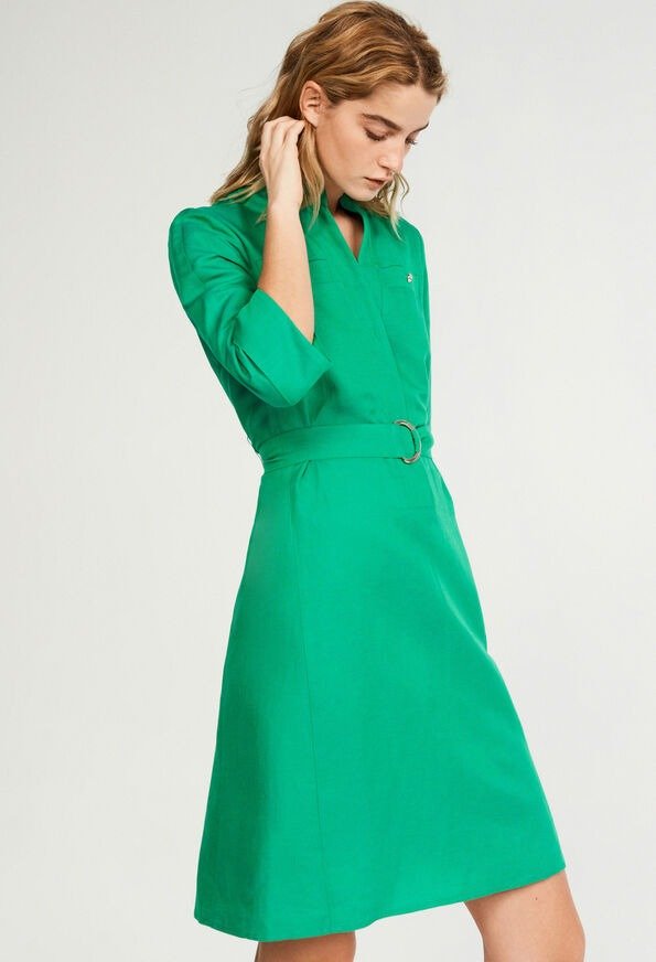 绿色系带连衣裙