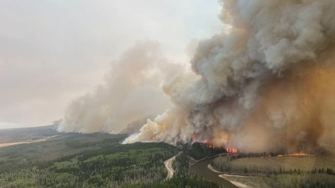 进入紧急状态！加拿大爆发110场野火，37场已失控，数万公顷的土地仍在继续燃烧！