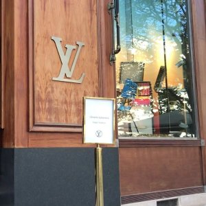 Louis Vuitton 巴黎新开书店 售卖与生活、时尚艺术相关书籍