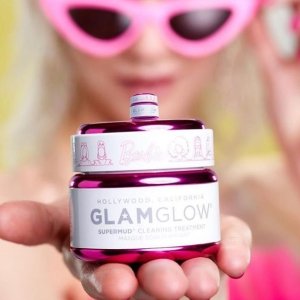 上新：Glamglow x Barbie 联名护肤系列 粉嫩白罐面膜