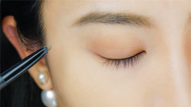 我的眉毛本身是比较浓的,所以是根据自己的眉毛画了个自然眉形