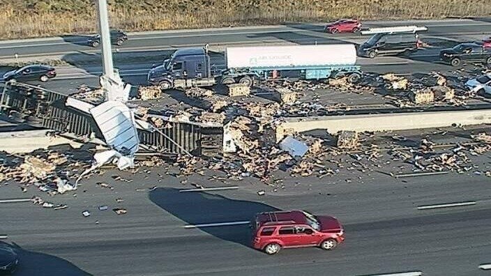 突发！401高速发生重大车祸！大货车撞上围栏，碎片散落一地！